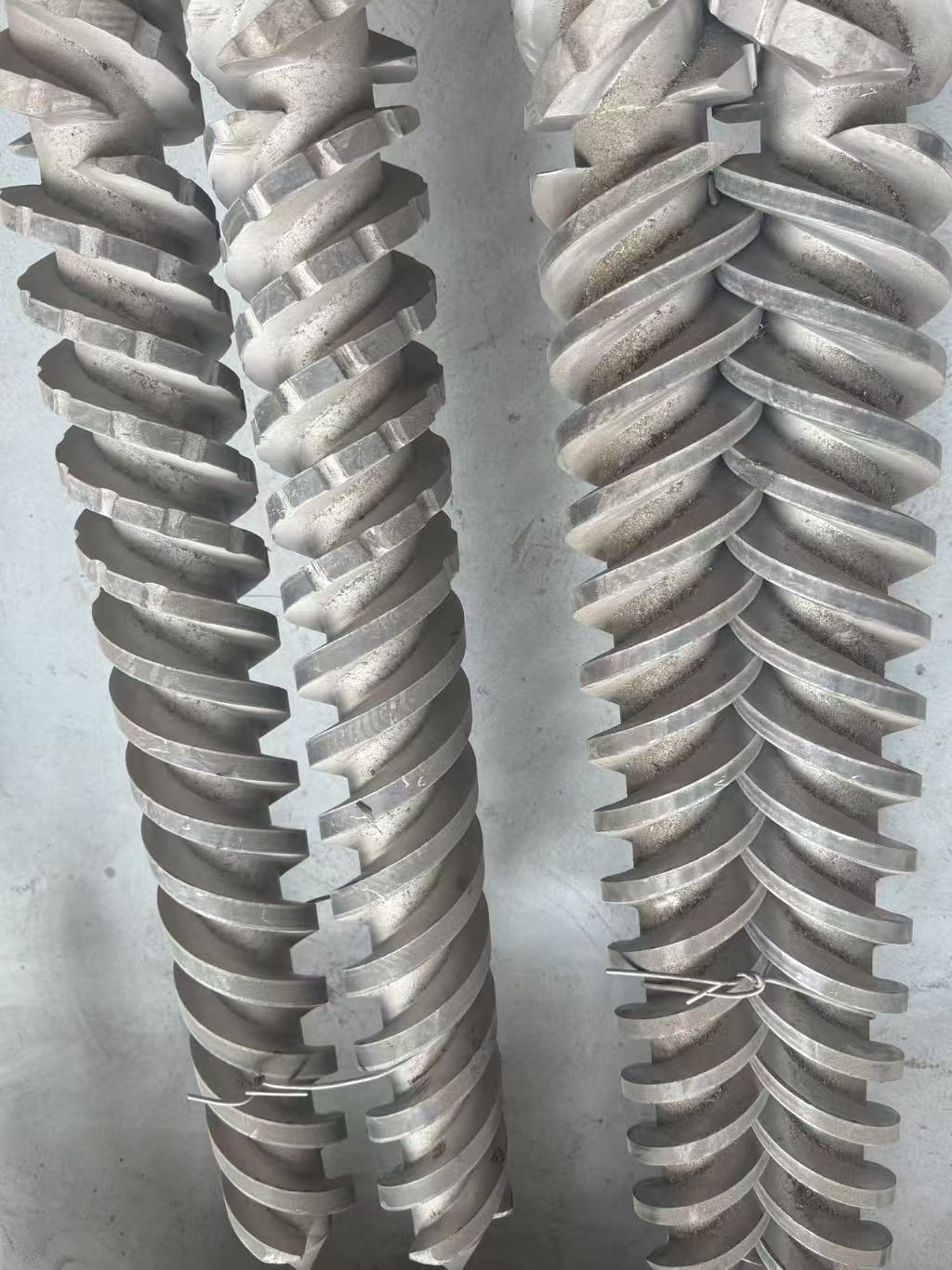 Exploring the Dynamic Mechanism of the Screw and Barrel in Plastic Extruders
